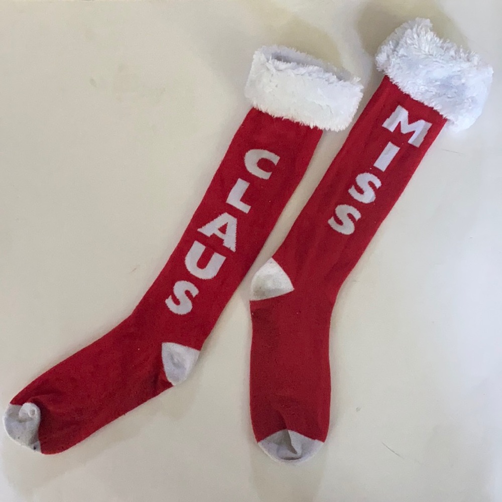 BATH & BODY WORKS MISS CLAUS Red White Christmas Fuzzy Socks NWOT